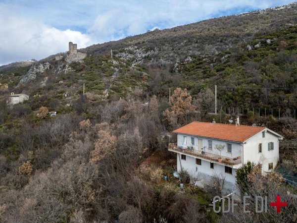 casa indipendente in vendita a Fiamignano