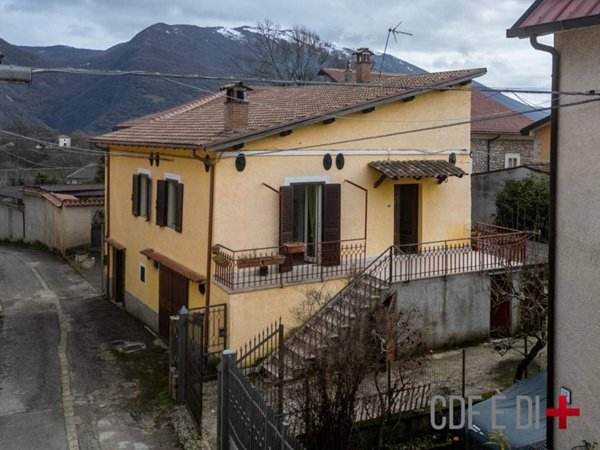 casa indipendente in vendita a Fiamignano in zona Colle Mazzolino