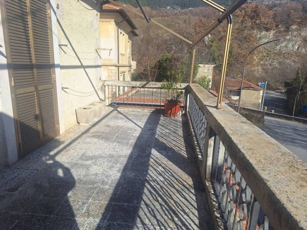 casa indipendente in vendita a Fiamignano in zona Santa Lucia