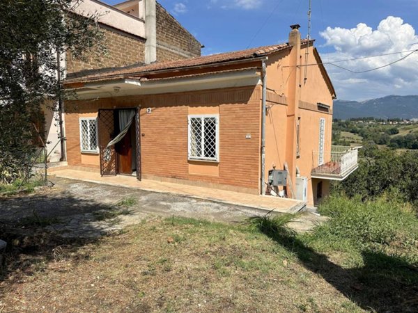 casa indipendente in vendita a Forano