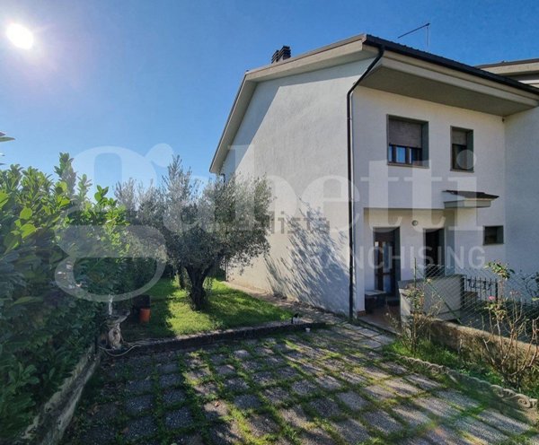 casa indipendente in vendita a Forano