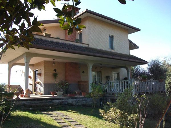 casa indipendente in vendita a Forano