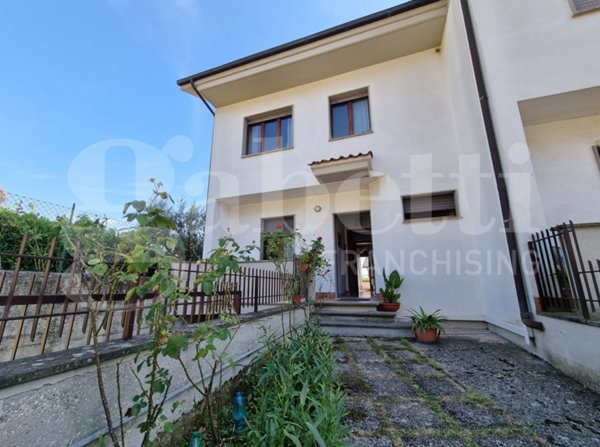 casa indipendente in vendita a Forano