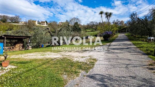 casa indipendente in vendita a Forano