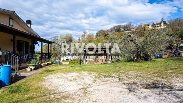 casa indipendente in vendita a Forano