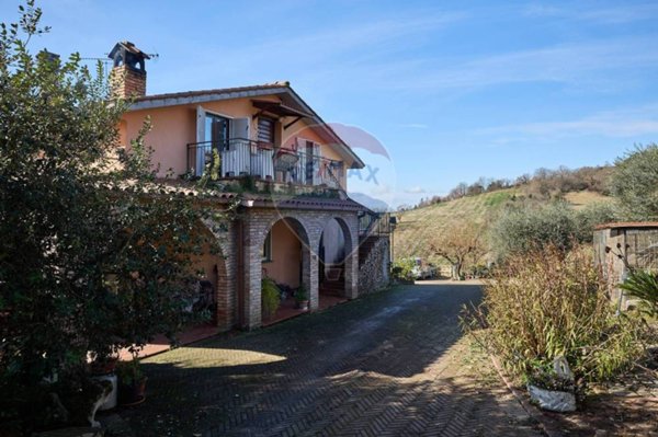 casa indipendente in vendita a Forano