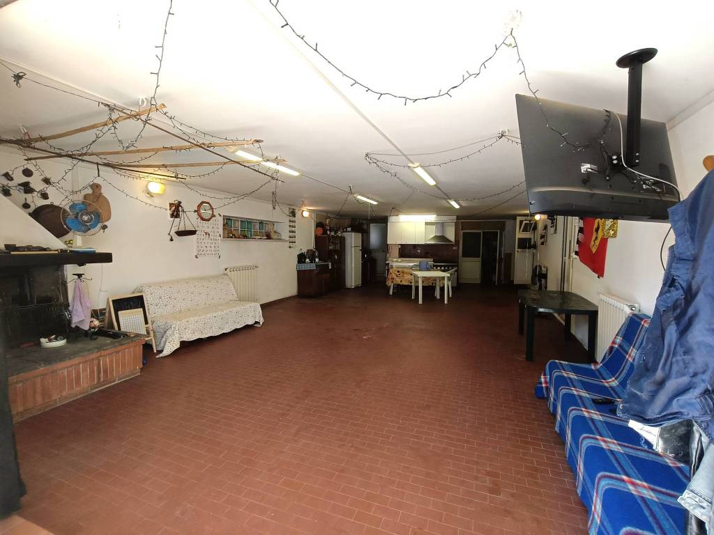 locale di sgombero in vendita a Forano