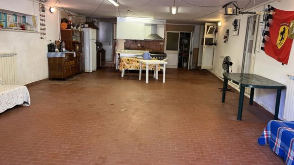 locale di sgombero in vendita a Forano