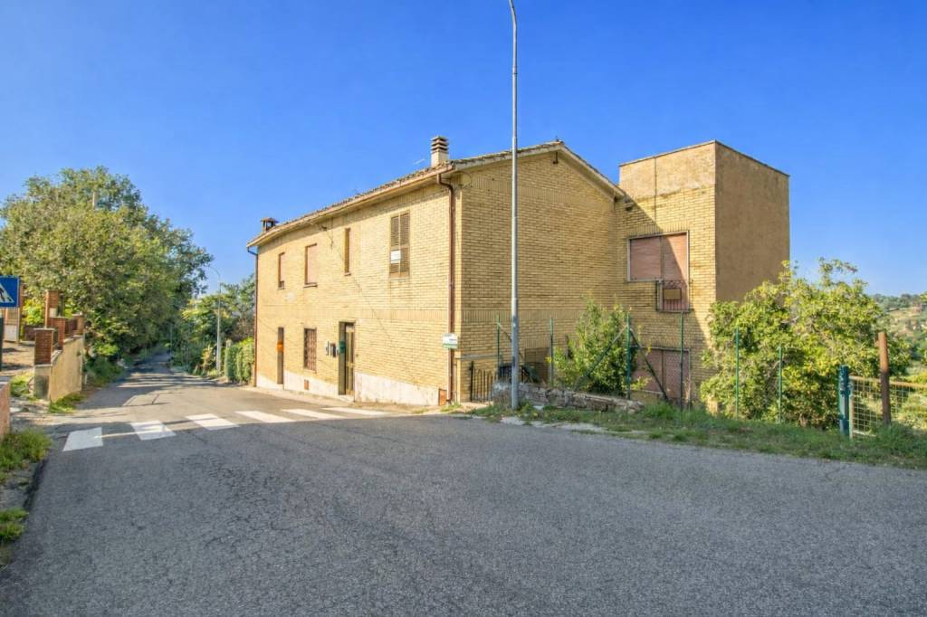 casa indipendente in vendita a Forano