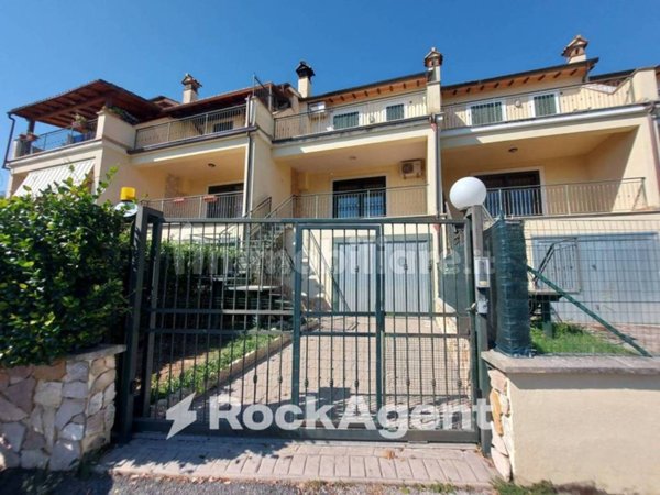 casa indipendente in vendita a Forano