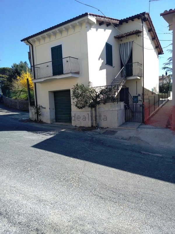 casa indipendente in vendita a Forano