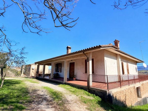 casa indipendente in vendita a Forano
