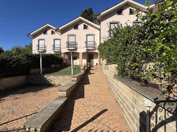 casa indipendente in vendita a Forano