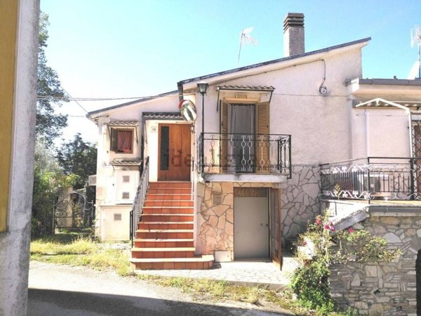 casa indipendente in vendita a Labro