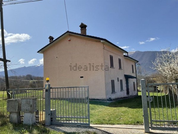 casa indipendente in vendita a Leonessa in zona Vallunga