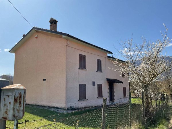 casa indipendente in vendita a Leonessa in zona Vallunga