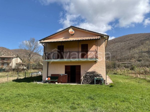 casa indipendente in vendita a Leonessa in zona Vallunga