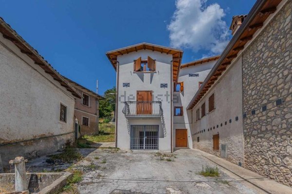 casa semindipendente in vendita a Leonessa in zona Sala