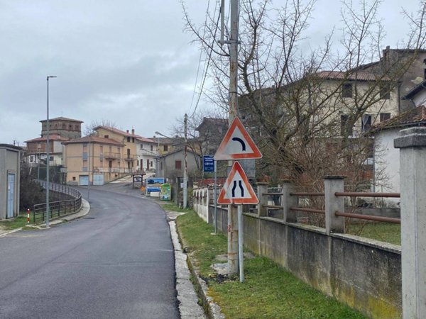 intera palazzina in vendita a Longone Sabino