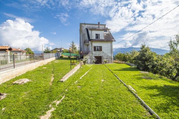 casa indipendente in vendita a Longone Sabino in zona Fassinoro