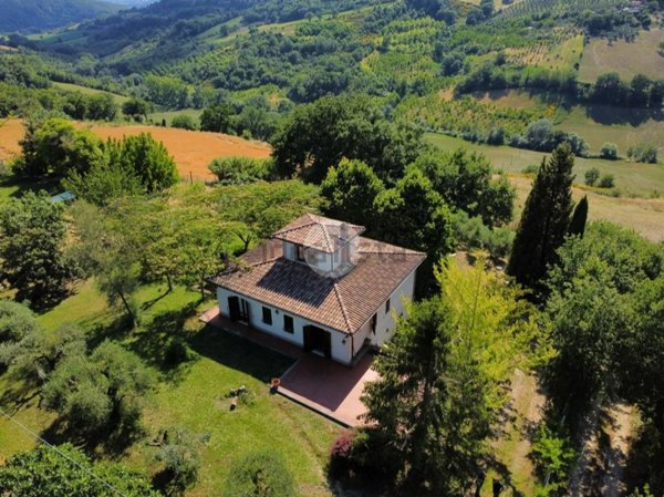 casa indipendente in vendita a Magliano Sabina