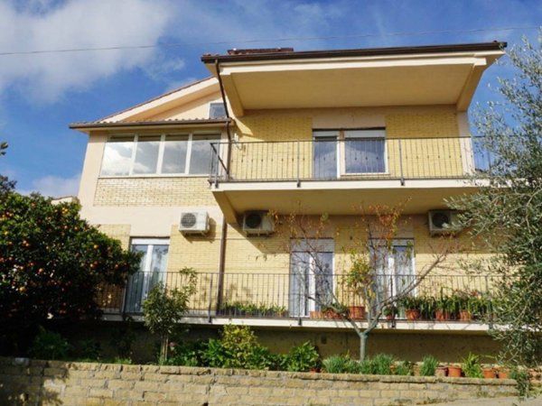 casa indipendente in vendita a Magliano Sabina