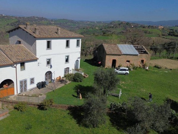 casa indipendente in vendita a Magliano Sabina