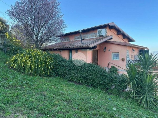 casa indipendente in vendita a Magliano Sabina