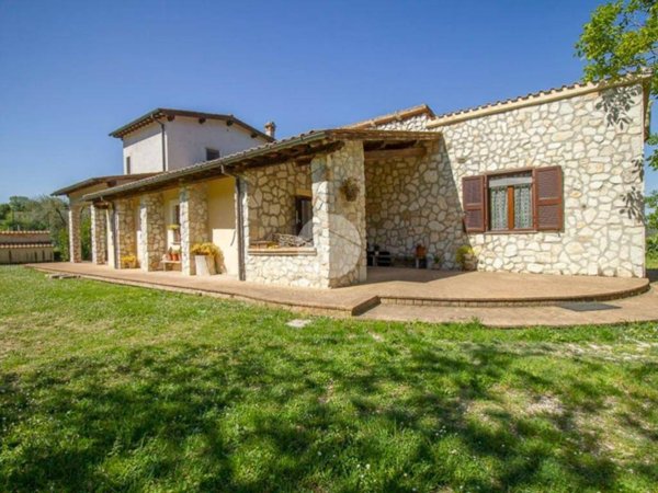 casa indipendente in vendita a Magliano Sabina