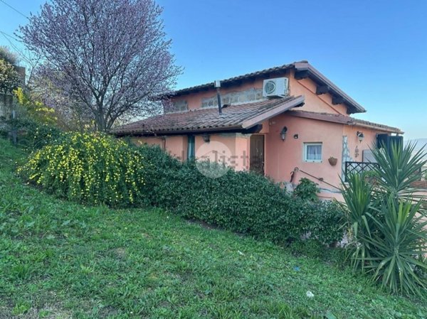 casa indipendente in vendita a Magliano Sabina