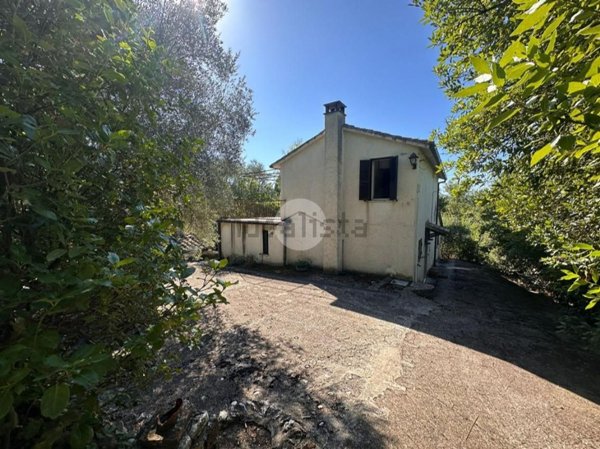 casa indipendente in vendita a Magliano Sabina