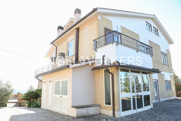 casa indipendente in vendita a Magliano Sabina