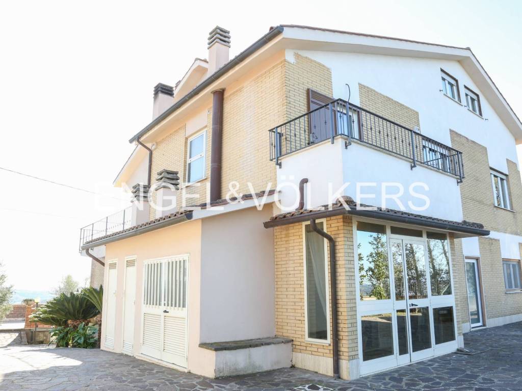 casa indipendente in vendita a Magliano Sabina