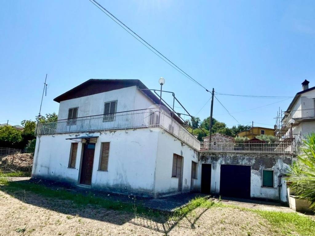 casa indipendente in vendita a Magliano Sabina