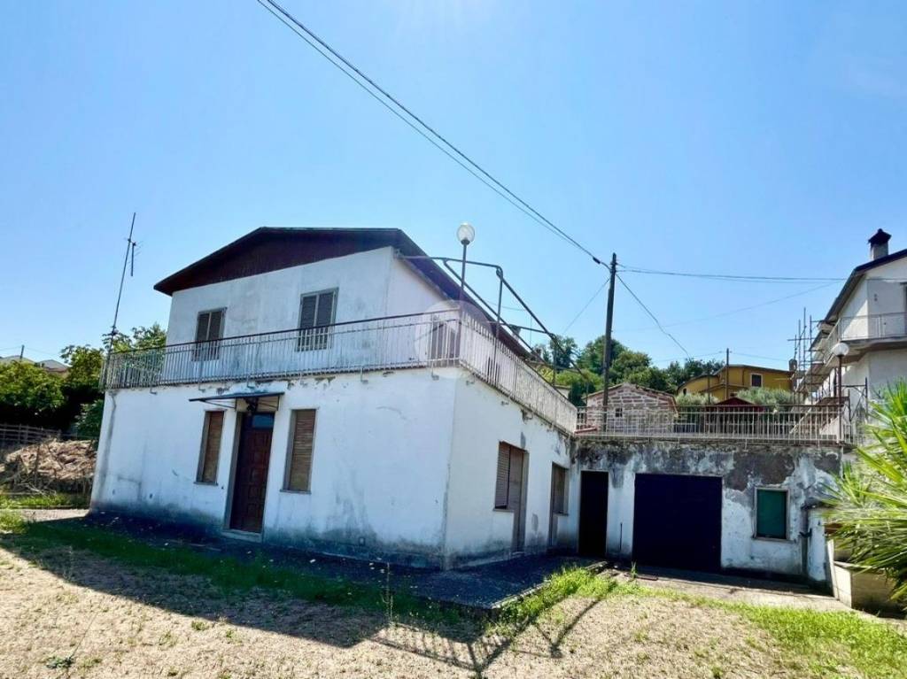 casa indipendente in vendita a Magliano Sabina