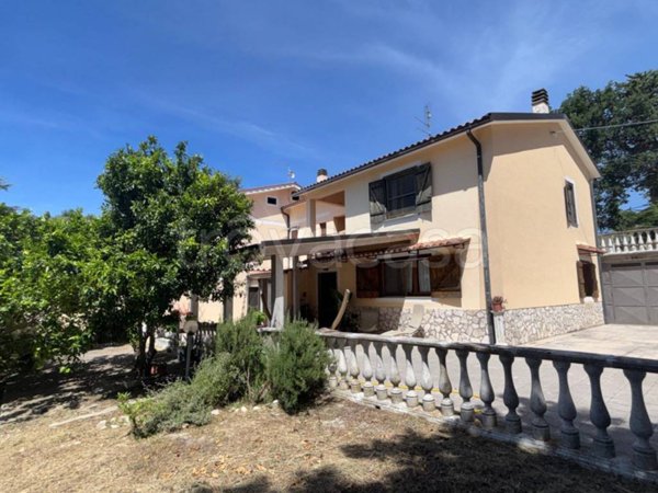 casa indipendente in vendita a Magliano Sabina in zona Foglia