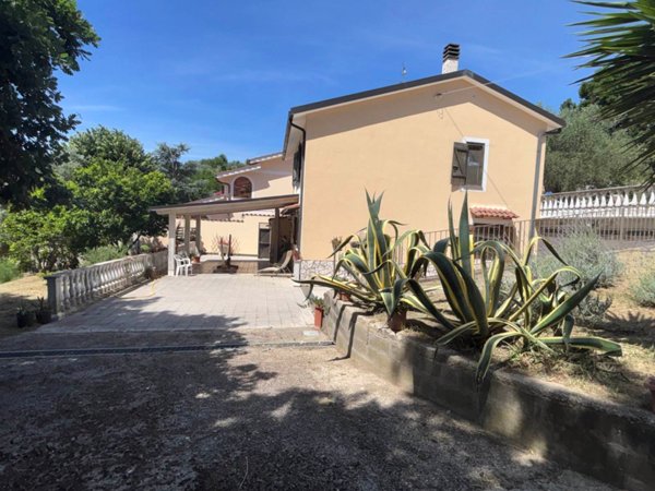 casa indipendente in vendita a Magliano Sabina