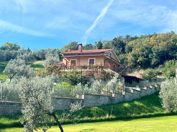 casa indipendente in vendita a Mompeo