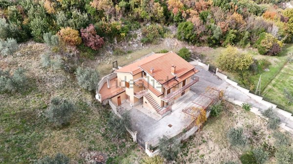 casa indipendente in vendita a Mompeo