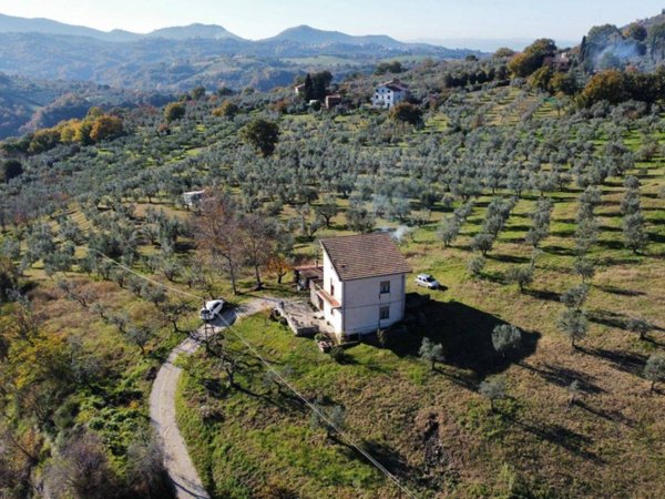 casa indipendente in vendita a Mompeo in zona Madonna del Mattone