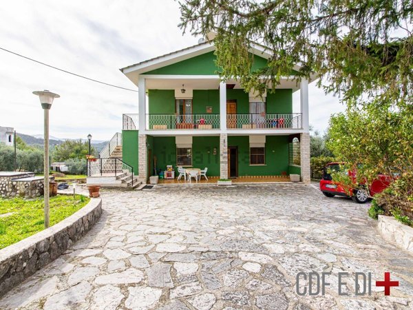 casa indipendente in vendita a Mompeo in zona Madonna del Mattone