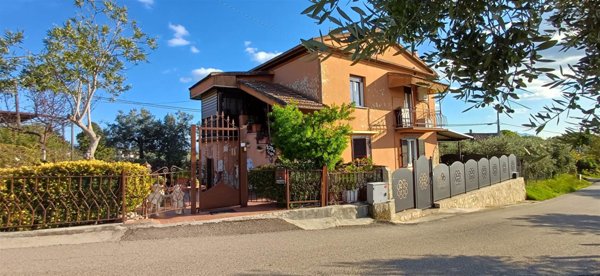 casa indipendente in vendita a Montebuono