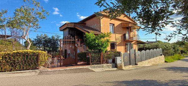 casa indipendente in vendita a Montebuono