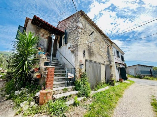 casa indipendente in vendita a Montebuono
