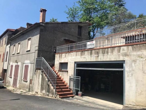 casa indipendente in vendita a Montebuono
