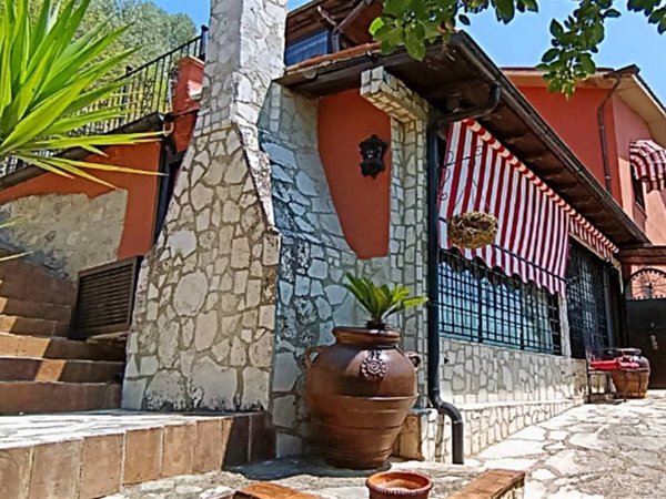 casa indipendente in vendita a Montebuono