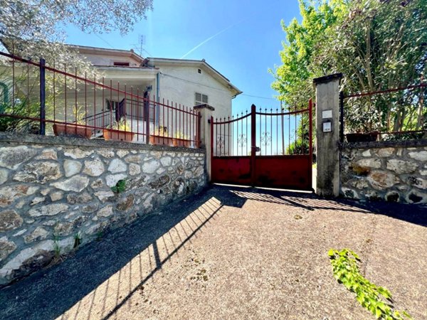 casa indipendente in vendita a Montebuono