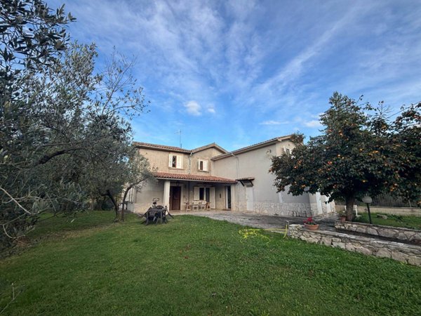 casa indipendente in vendita a Monteleone Sabino