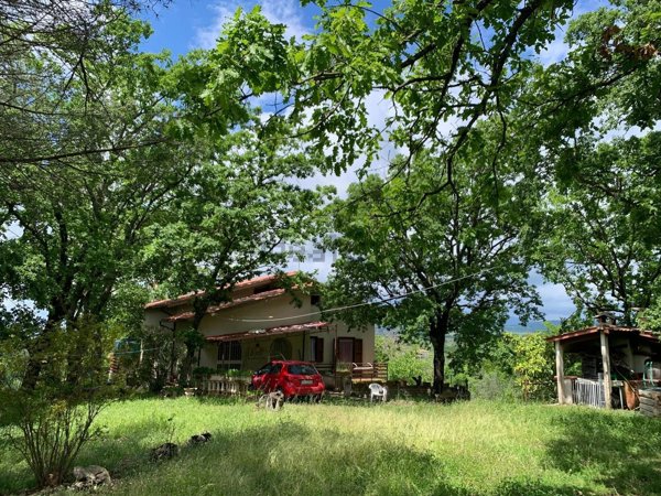 casa indipendente in vendita a Monteleone Sabino in zona Ginestra Sabina