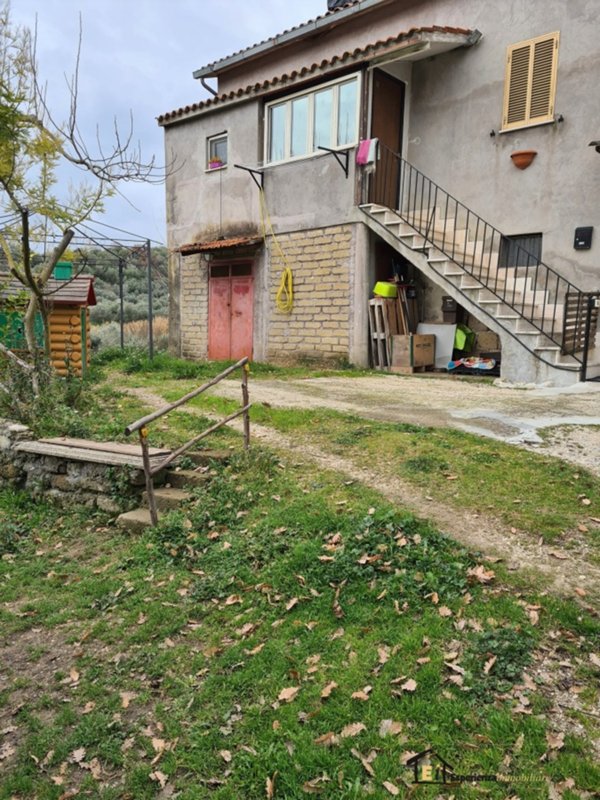 casa indipendente in vendita a Montopoli di Sabina in zona Santa Maria